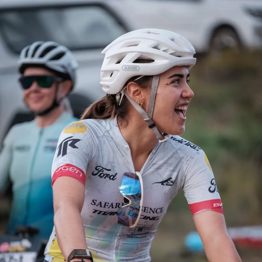 Mike Posthumus celebrando con sus atletas del Specialized Factory Racing tras una carrera
